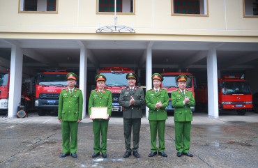 9 cá nhân và tập thể được tuyên dương khen thưởng tại lễ chào cờ tháng 2